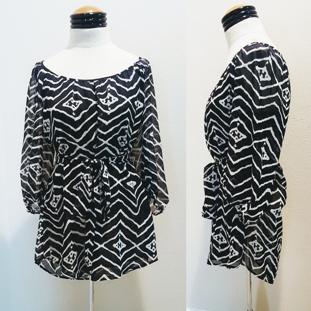 Graphic print black & beige blouse 💕